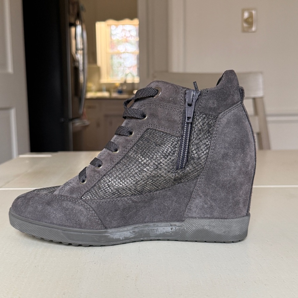 Geox Carum Women's Gray Leather Wedge Sneaker / Bootie
Geox Size 36 - Picture 10 of 12